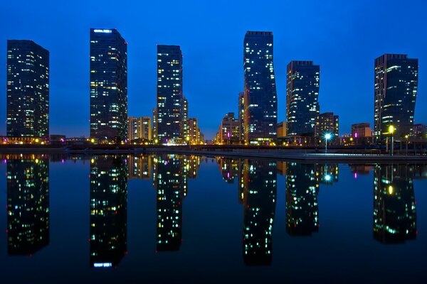 Reflexion von Häusern im Wasser