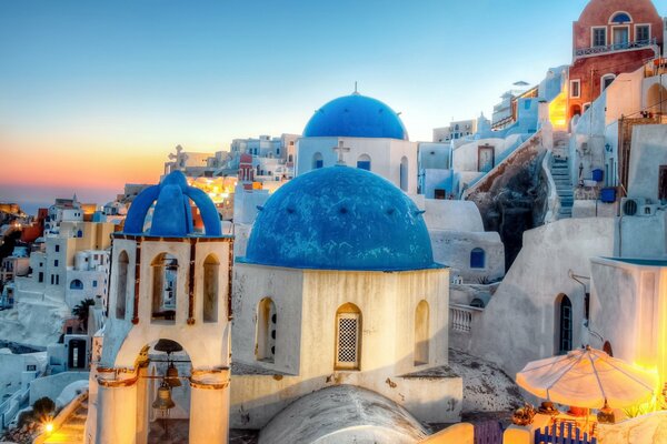 Kirchenkuppeln in Santorini