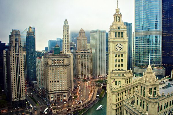 Amerikas hohe Gebäude. Chicago River a entlang der Hochhäuser