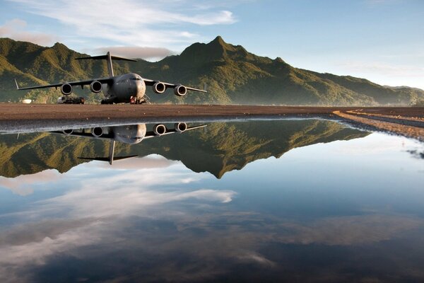 Schöne Landschaft mit einem großen Flugzeug
