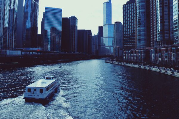 Ein Fluss in Chicago entlang schöner Wolkenkratzer