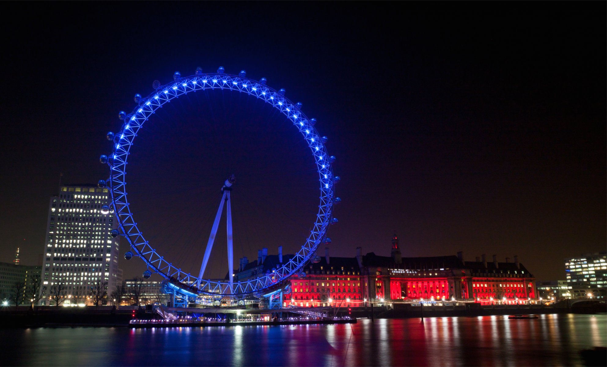 großbritannien england london abendstadt beleuchtung lichter beleuchtung riesenrad gebäude häuser uferpromenade fluss reflexion