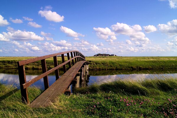 Ein schöner Tag mit schönen Wolken und einem ruhigen Fluss
