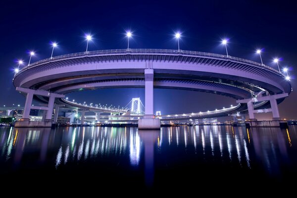 Japans Hauptstadt Tokio. Laternen in der Reflexion der Bucht