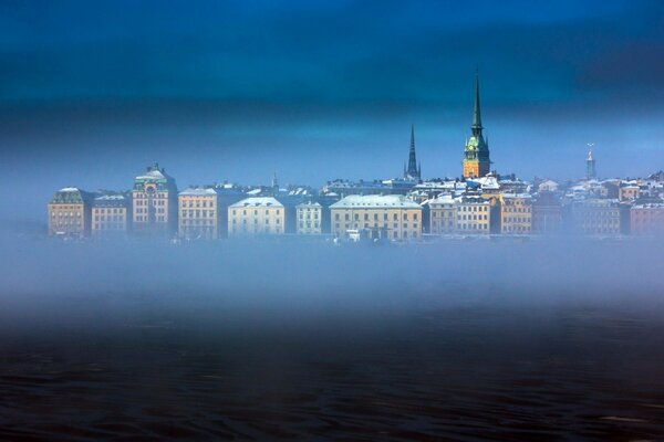 Eine Stadt im Nebel und sichtbare Dächer