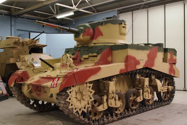 Leichter amerikanischer Tank auf dem Parkplatz