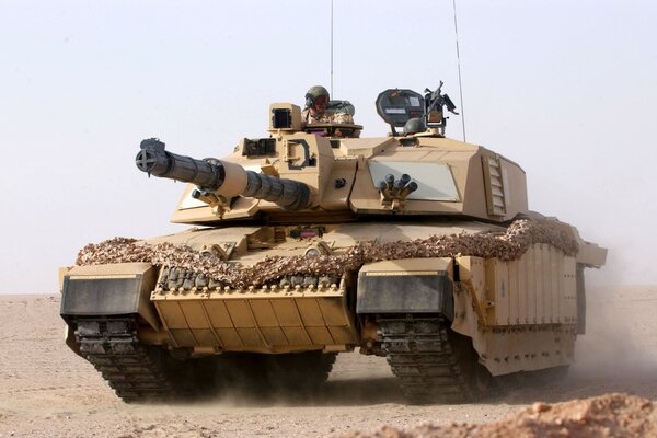 Ein riesiger Panzer mitten in der Wüste