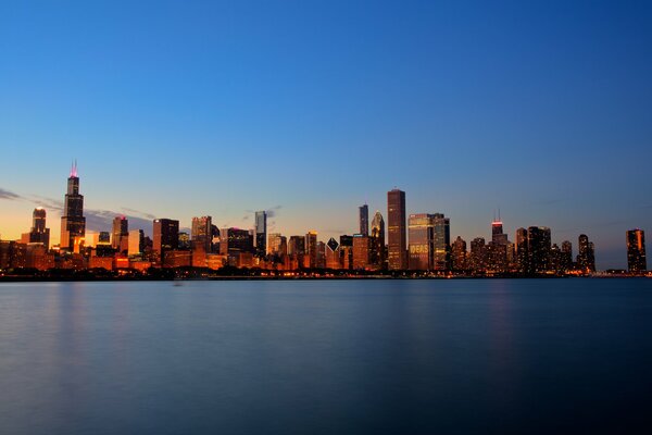 Sonnenuntergang am See der Stadt Chicago