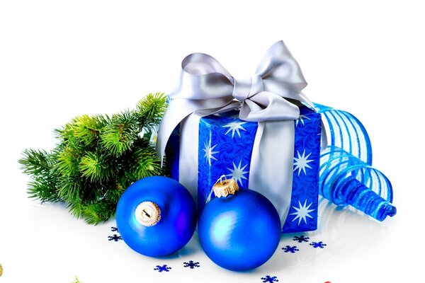 Geschenk mit Luftballons und Band