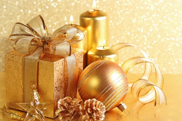 Kugel, Kerzen und Zapfen in Gold