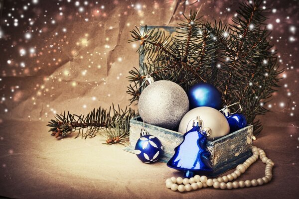 Schmuckschatulle mit Christbaumkugeln und Perlenfaden