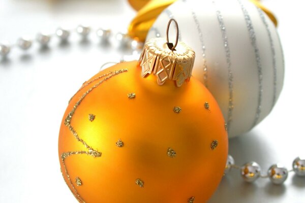 Weiße und orange Weihnachtskugeln