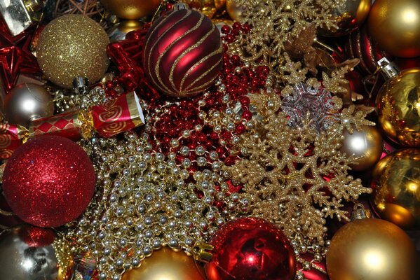 Weihnachtskugeln und Dekorationen für den Urlaub