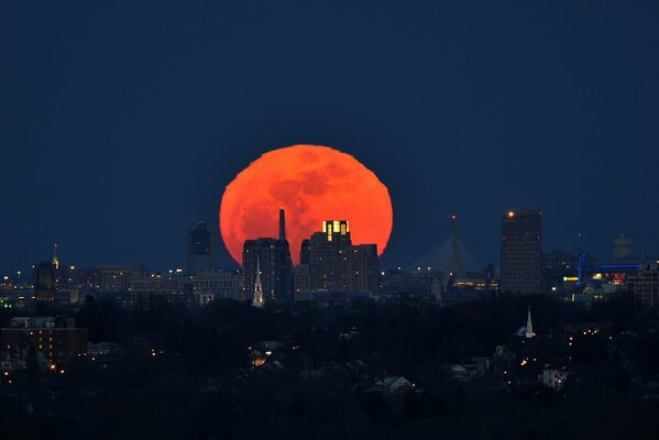 Roter Mond über Nacht Boston
