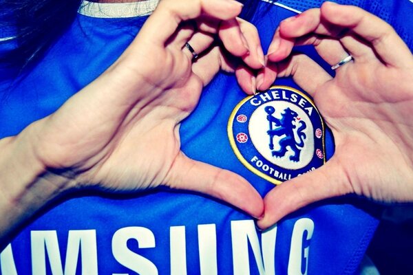 Chelsea Emblem in einem Herz aus der Hand