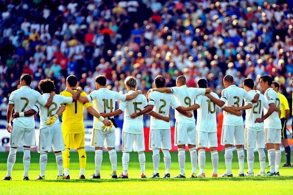 Das Team von Real Madrid hört vor einem Fußballspiel die Hymne