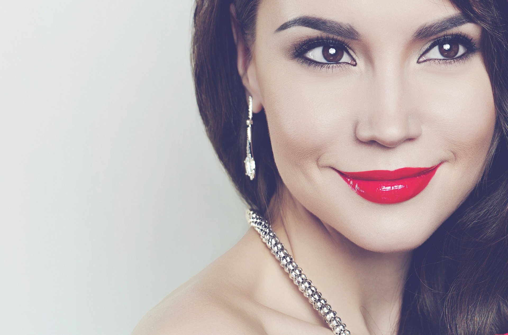 mädchen lächeln lippenstift rot braune augen gesicht make-up haare ohrringe schmuck