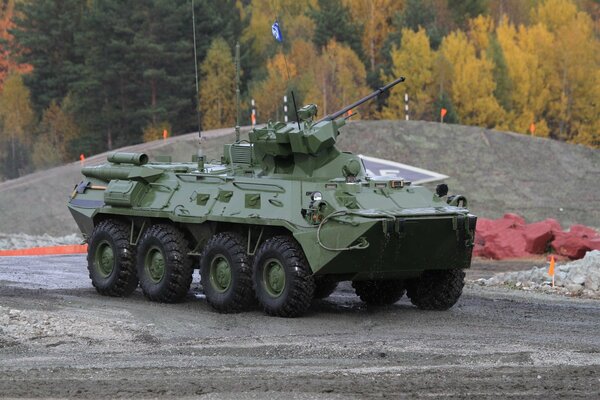 Der gepanzerte Personaltransporter btr-82a ist mit 30 mm bewaffnet