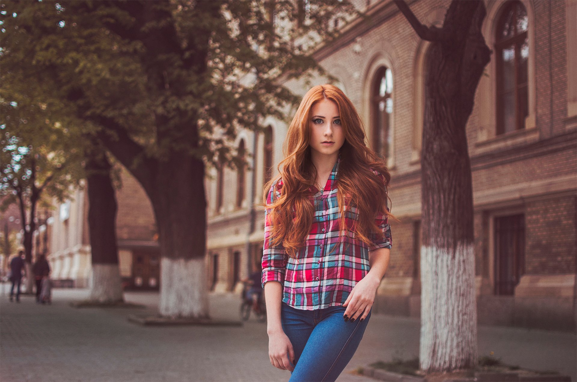 rothaarige hemd käfig jeans stadt