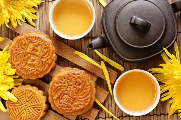 Servieren von Tee im chinesischen Stil mit Keksen
