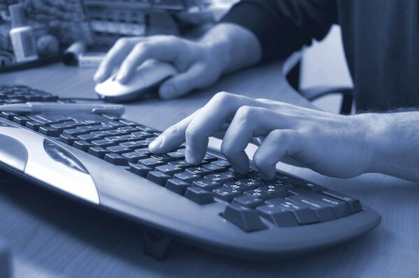 Eine Person tippt auf einem Computer
