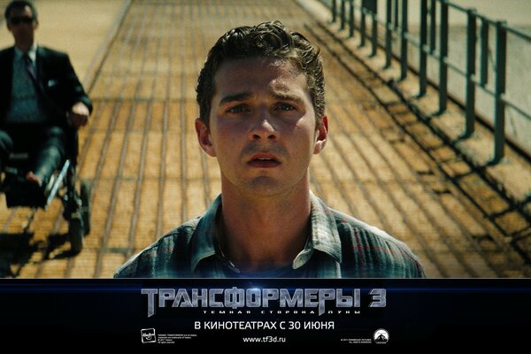 Held aus dem Film Transformers auf gelbem Hintergrund