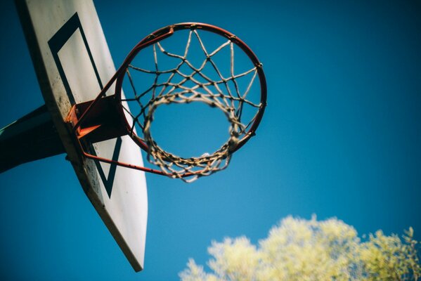 Basketballkorb auf Himmelshintergrund