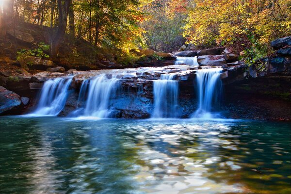 Schöner Wasserfall im Herbstwald