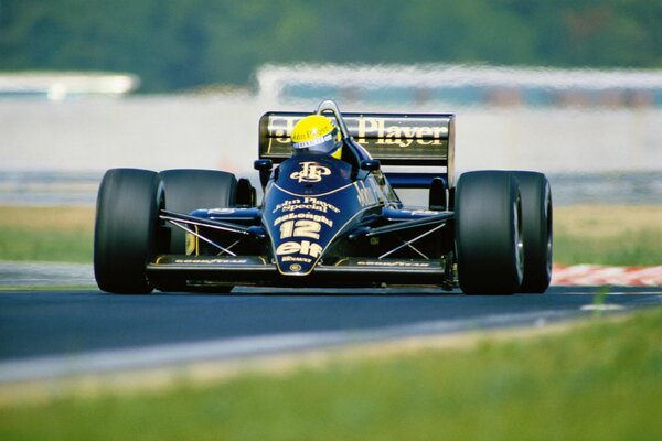 Rennsportlegende Ayrton Senna beim Lotus 98t