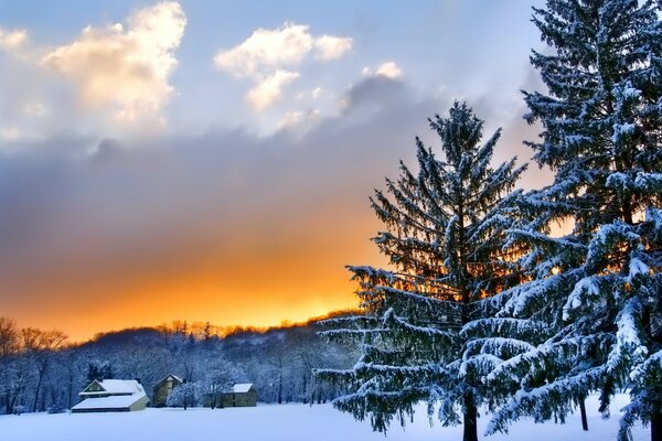 Orange Sonnenuntergang im Winter in den Bergen
