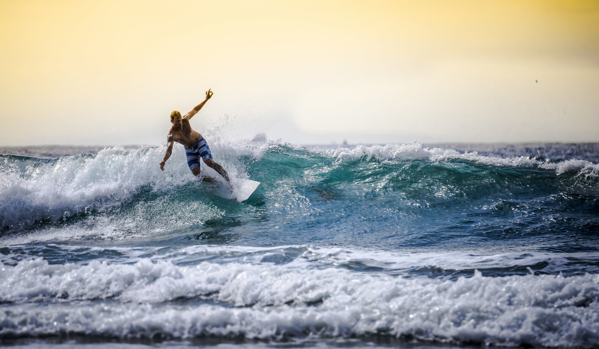 surfer surfen surfbretter meer wellen horizont himmel