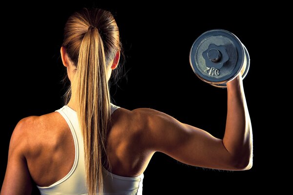 Mädchen Sportlerin mit Hanteln 2 Kilogramm