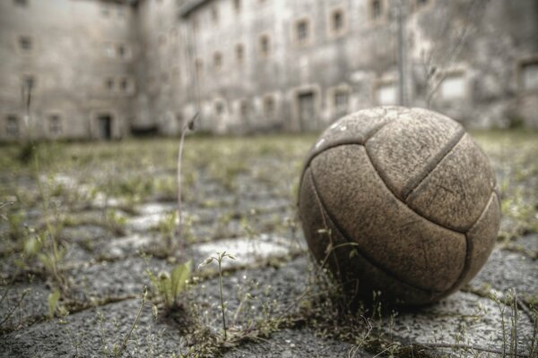 Vergessener Ball in einem verlassenen Hof