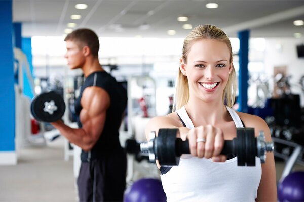 Klassen im Fitnessstudio sind eine gesunde Lebensweise für eine Person