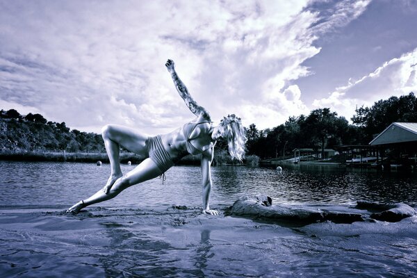 Yoga-Mädchen auf der Wasseroberfläche