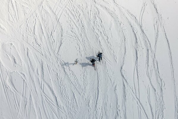 Skifahrer auf dem Hintergrund eines schneebedeckten Massivs