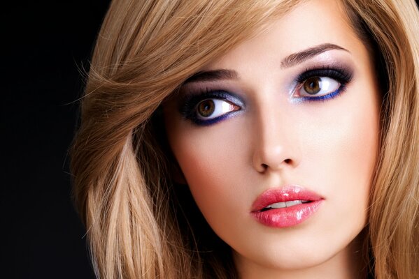 Modell mit schöner Frisur und Make-up