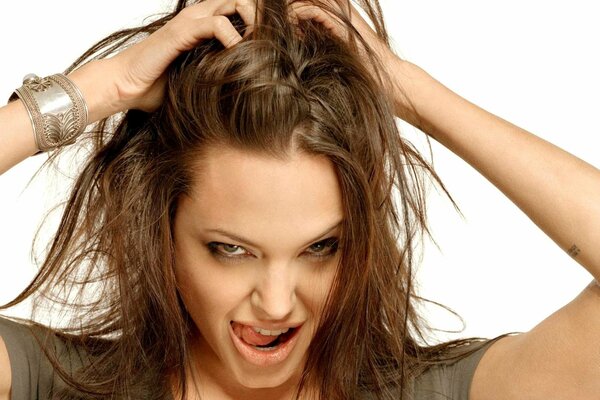 Angelina Jolie mit zottigen Haaren und einem frechen Blick