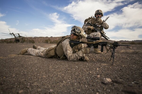 Die amerikanische Armee. Soldaten mit Waffen