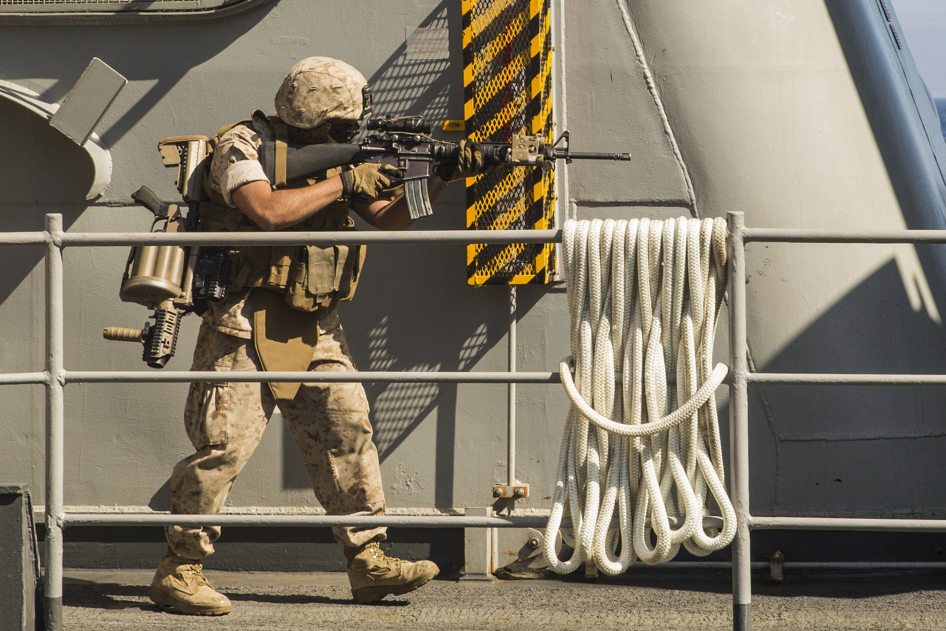 soldat männlich ausrüstung sturmgewehr mgl handgranatenwerfer waffe