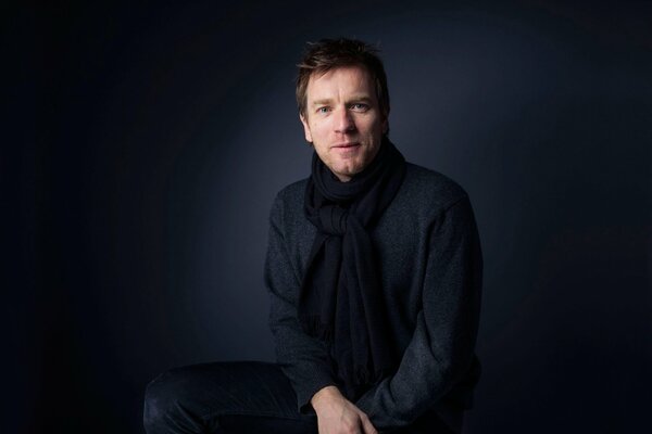 Evan McGregor in Schwarz
