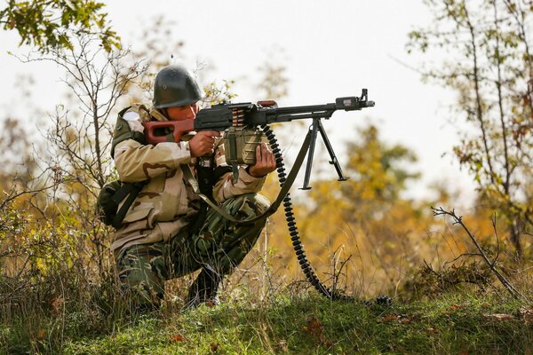 Sitzender bulgarischer Soldat mit Waffen