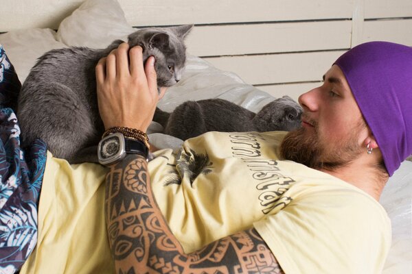 Brutaler Alexander Marvin mit seiner Katze