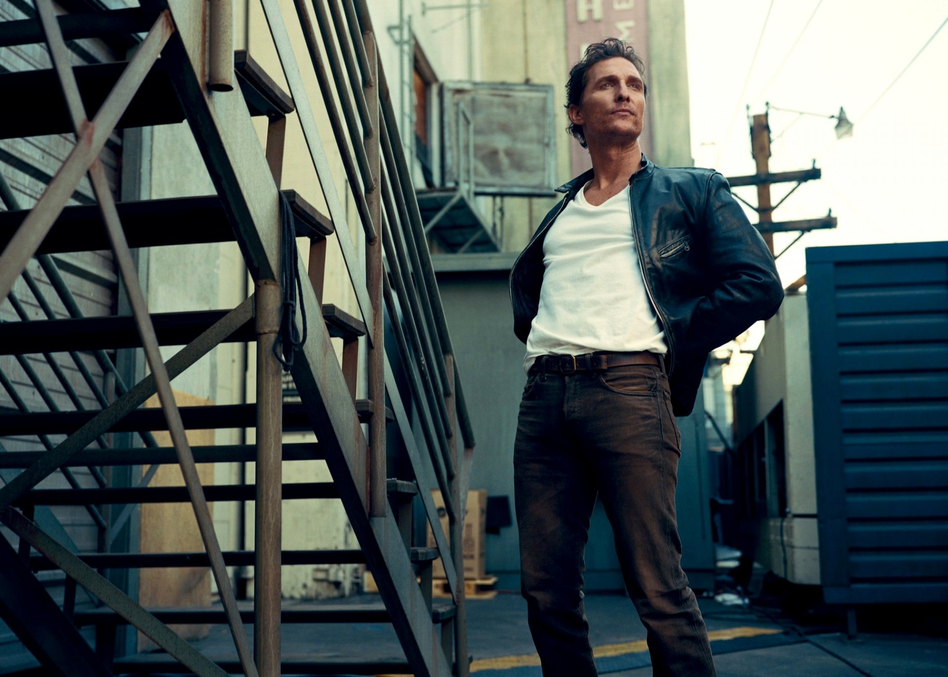matthew mcconaughey schauspieler männlich blick treppe straße