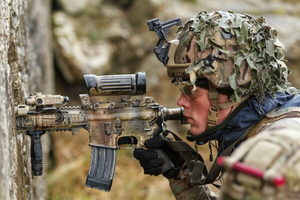 Soldat mit Waffen der dänischen Armee