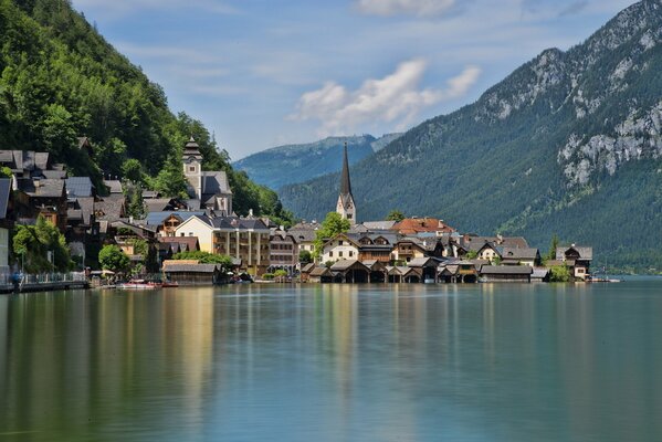 Städtische Häuser in der Reflexion der Wasseroberfläche