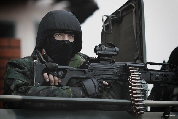 Militärsoldat mit Waffen bereit