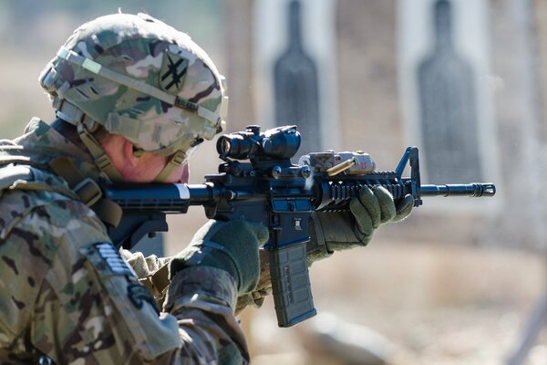 Krieg und Soldat mit Waffen schießt