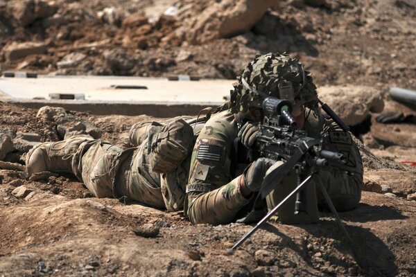 Soldat Scharfschütze zielt auf das Ziel