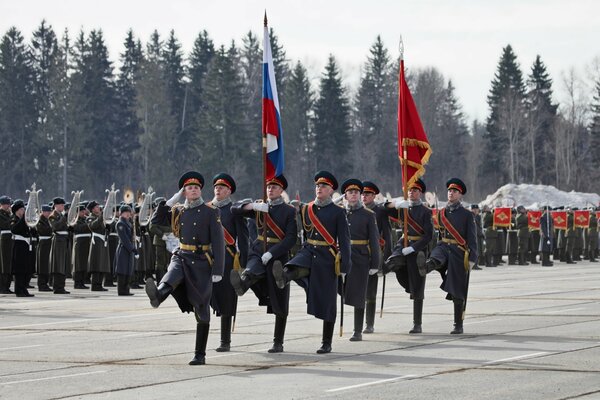 Militär bei der Parade gibt Ehre